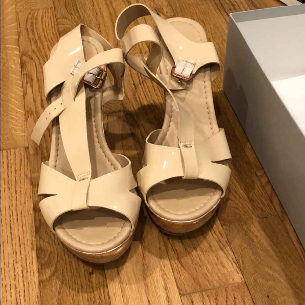 Patent cork wedges with rose gold hardware